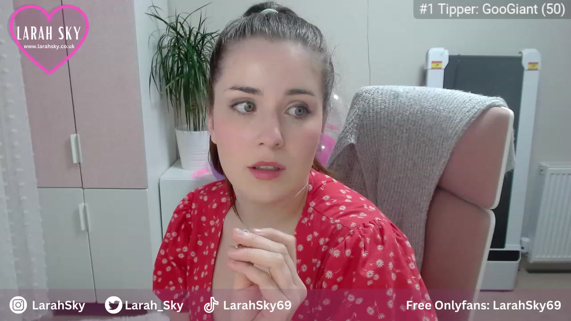 Gallery image thumbnail from Larah_Sky's myfreecams stream on, 07/03/2023, 21:46 image 15 of 20