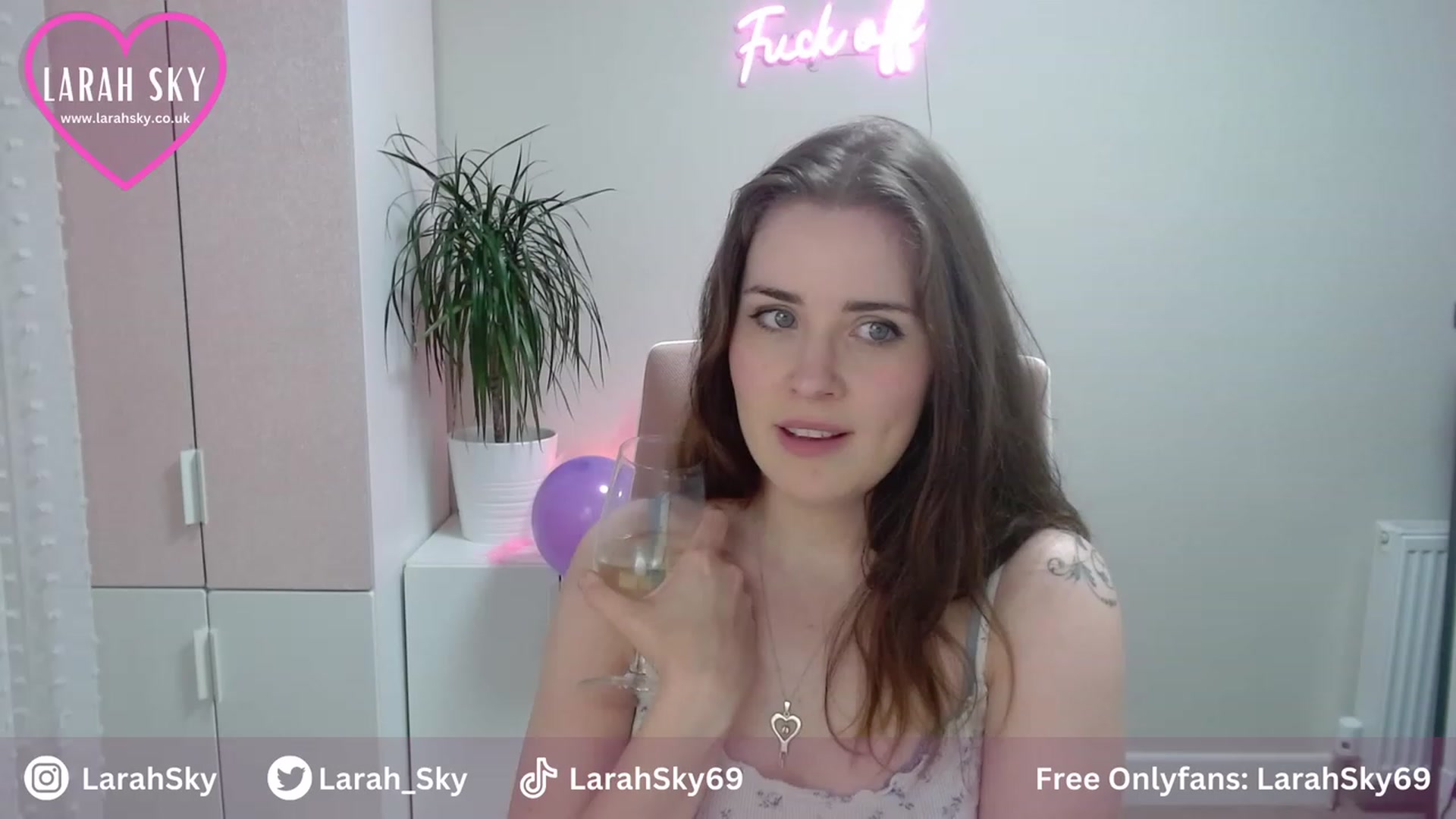 Gallery image thumbnail from Larah_Sky's myfreecams stream on, 07/04/2023, 22:03 image 4 of 20