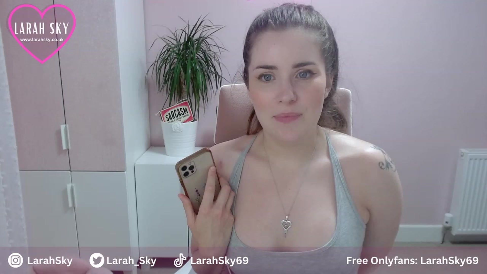 Gallery image thumbnail from Larah_Sky's myfreecams stream on, 07/06/2023, 21:30 image 19 of 20
