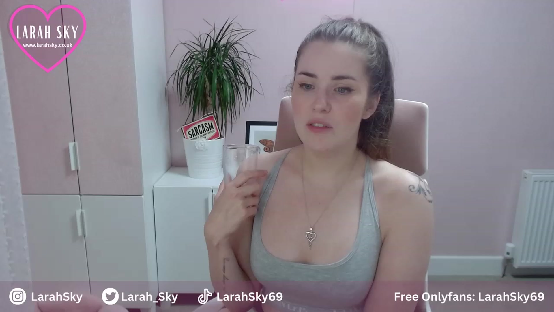 Gallery image thumbnail from Larah_Sky's myfreecams stream on, 07/06/2023, 21:30 image 11 of 20