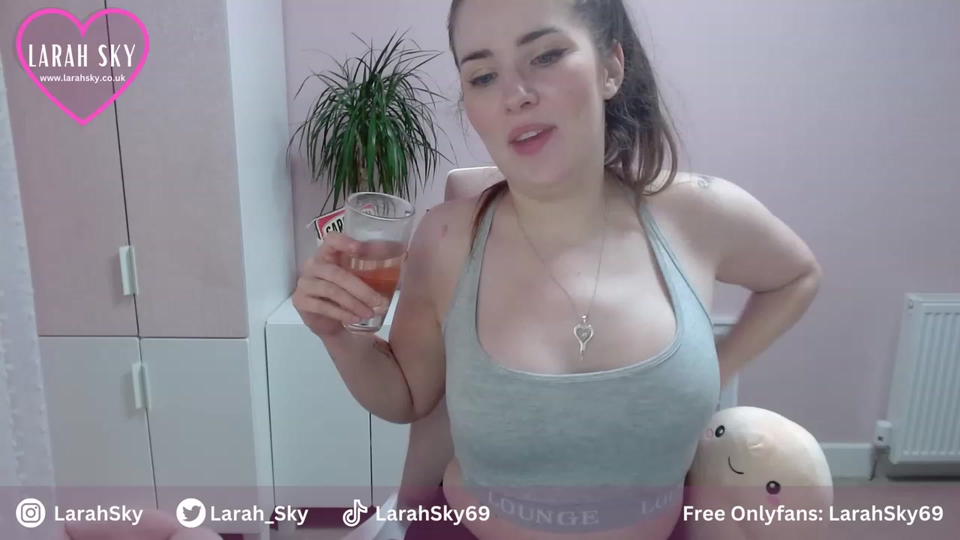 Gallery image thumbnail from Larah_Sky's myfreecams stream on, 07/06/2023, 21:30 image 14 of 20