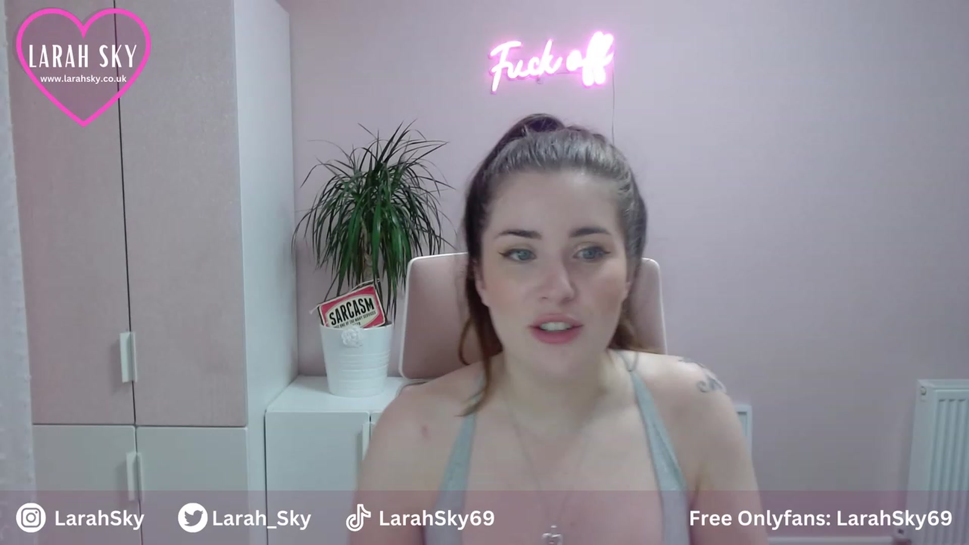 Gallery image thumbnail from Larah_Sky's myfreecams stream on, 07/06/2023, 21:30 image 2 of 20