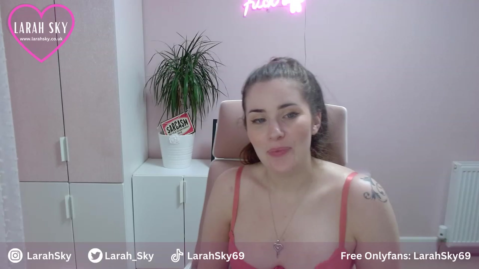 Gallery image thumbnail from Larah_Sky's myfreecams stream on, 07/07/2023, 24:07 image 17 of 20