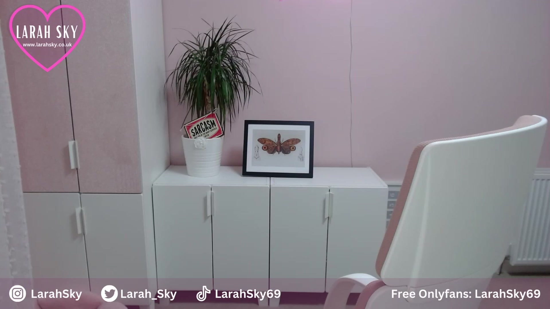 Gallery image thumbnail from Larah_Sky's myfreecams stream on, 07/07/2023, 24:07 image 4 of 20