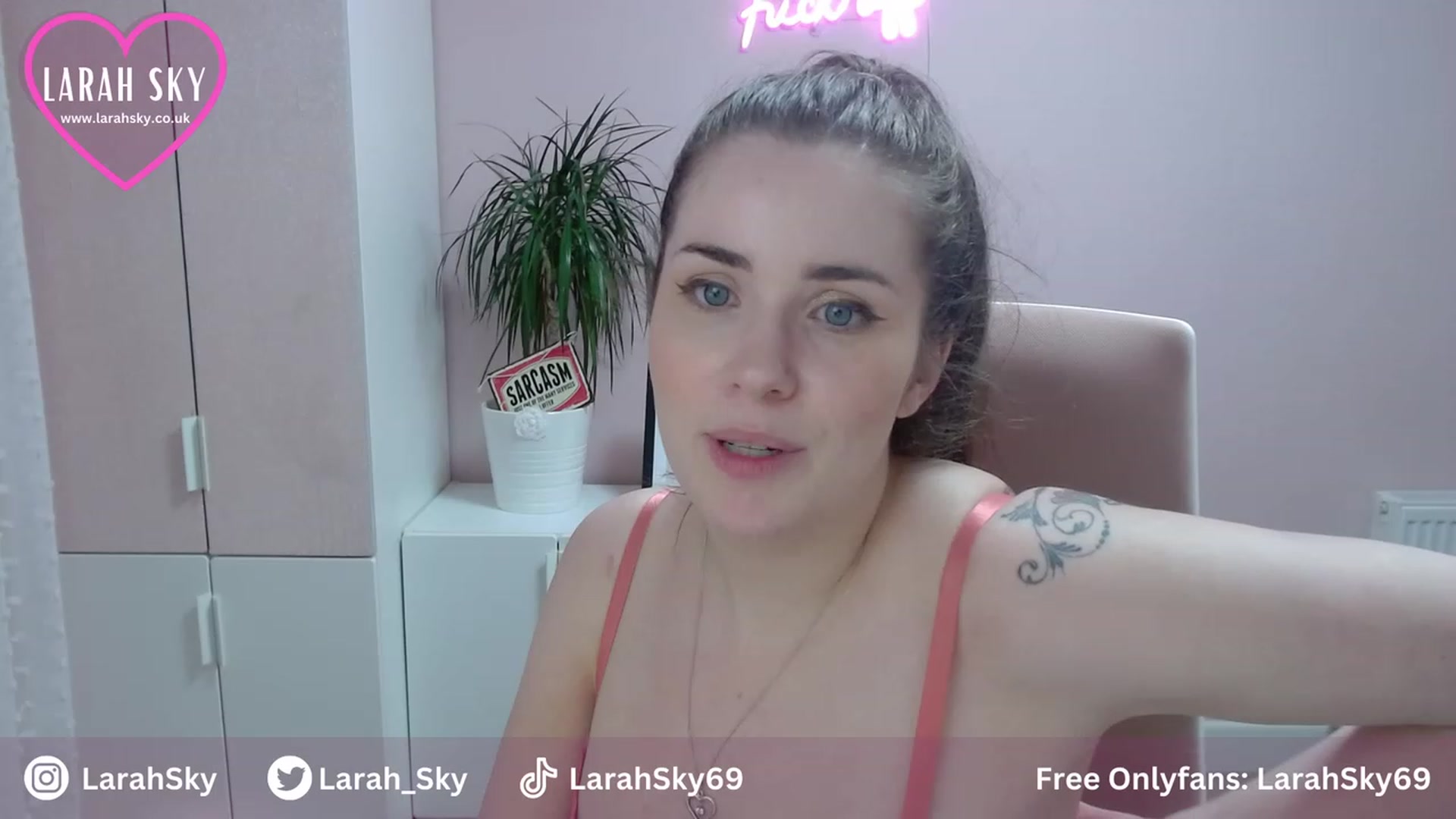 Gallery image thumbnail from Larah_Sky's myfreecams stream on, 07/07/2023, 24:07 image 12 of 20