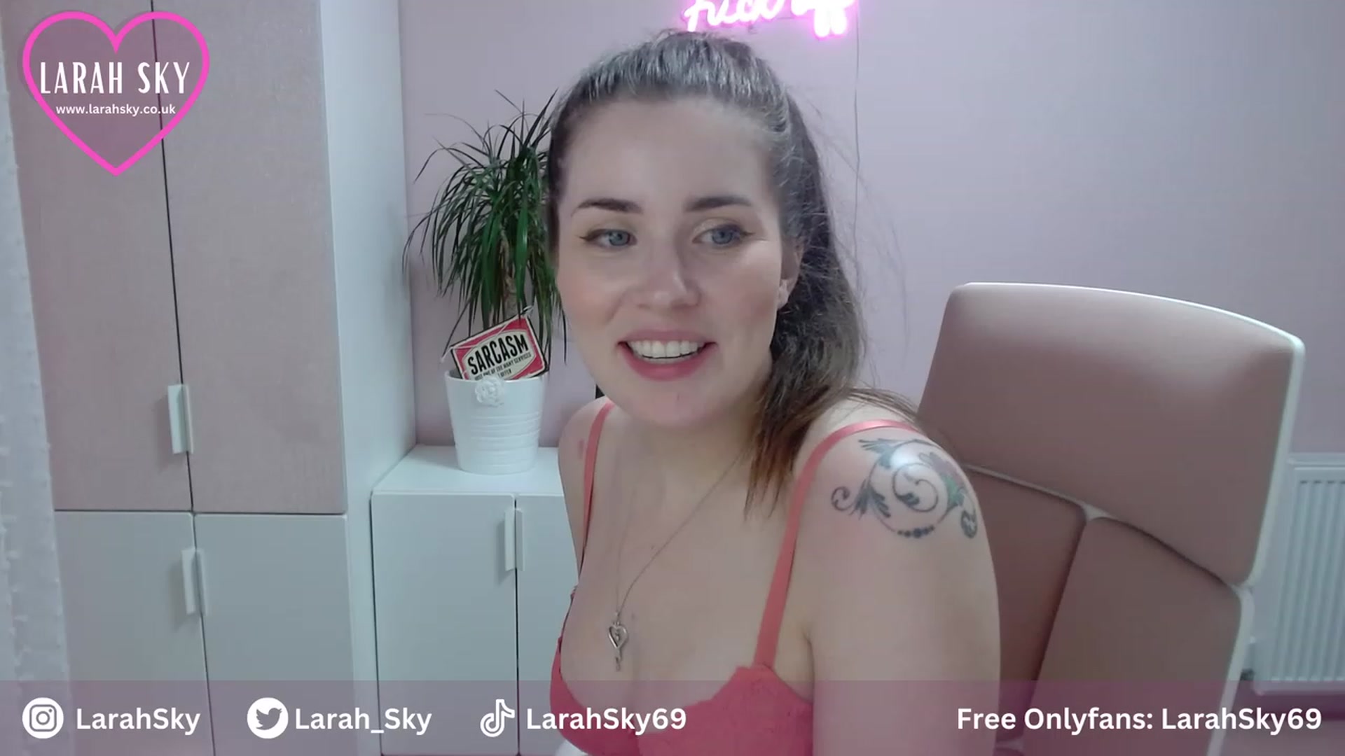 Gallery image thumbnail from Larah_Sky's myfreecams stream on, 07/07/2023, 24:07 image 19 of 20