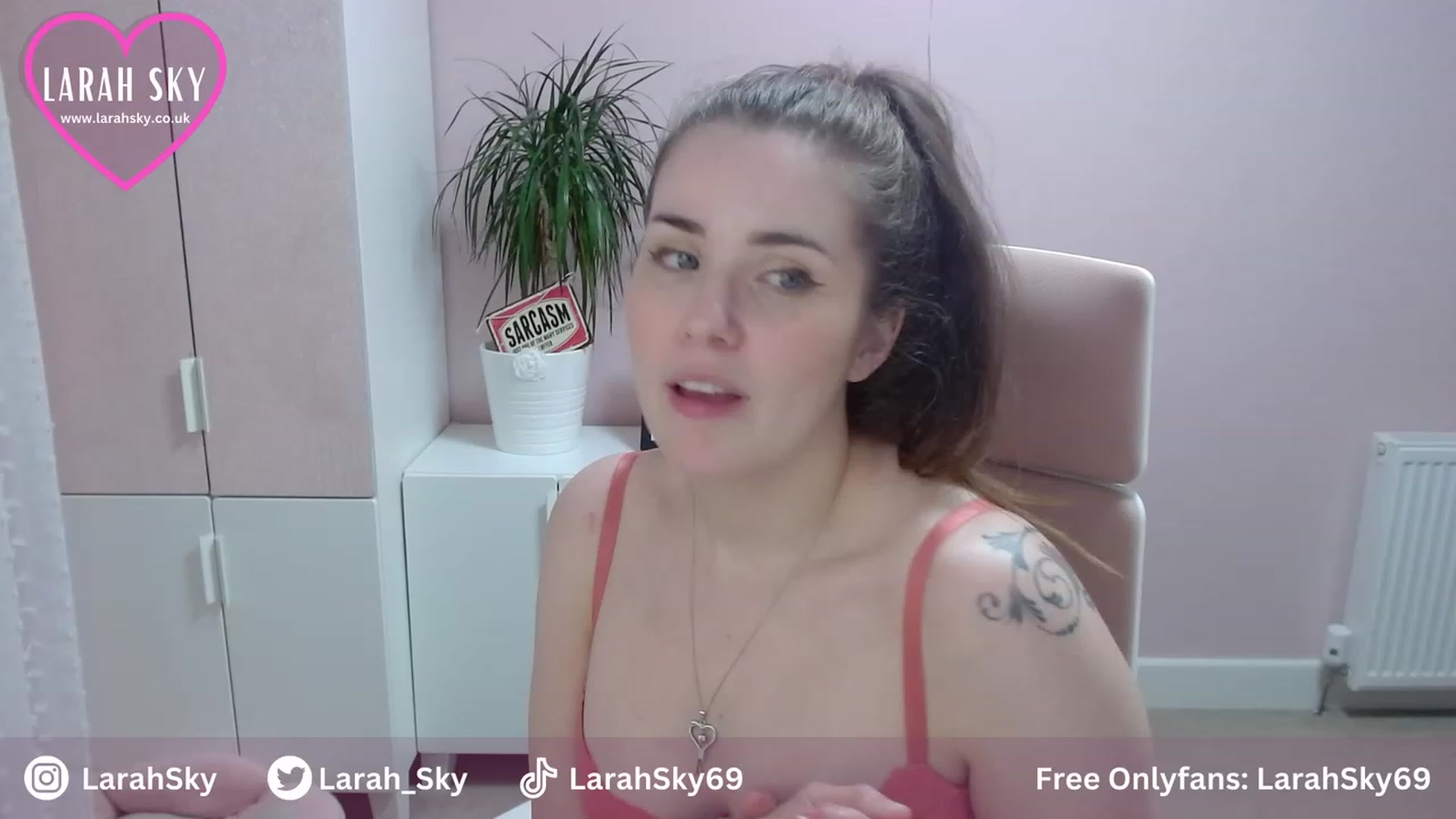 Gallery image thumbnail from Larah_Sky's myfreecams stream on, 07/07/2023, 24:49 image 15 of 20