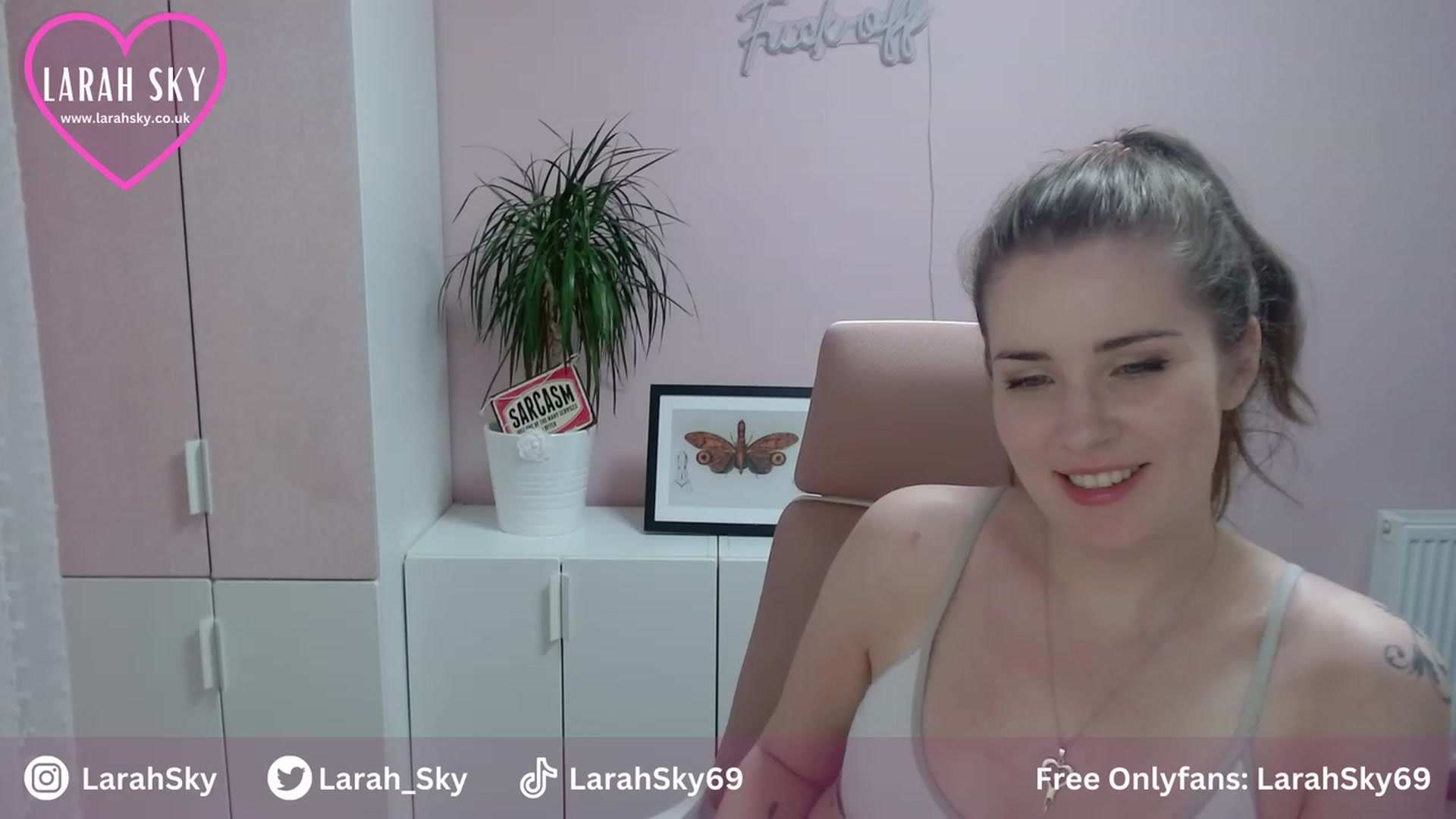 Gallery image thumbnail from Larah_Sky's myfreecams stream on, 07/07/2023, 21:17 image 8 of 20