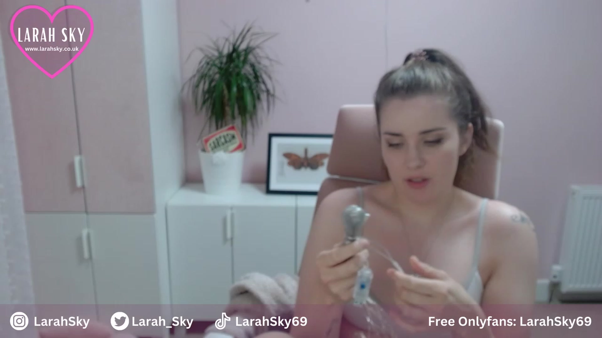 Gallery image thumbnail from Larah_Sky's myfreecams stream on, 07/07/2023, 22:03 image 12 of 20