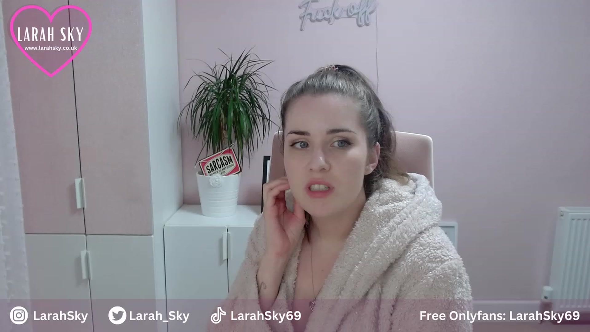 Gallery image thumbnail from Larah_Sky's myfreecams stream on, 07/07/2023, 22:03 image 2 of 20