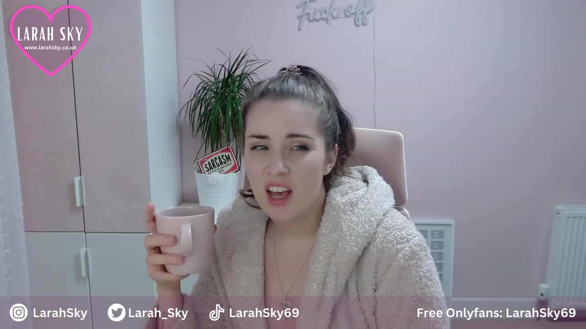 Gallery image thumbnail from Larah_Sky's myfreecams stream on, 07/07/2023, 22:03 image 3 of 20