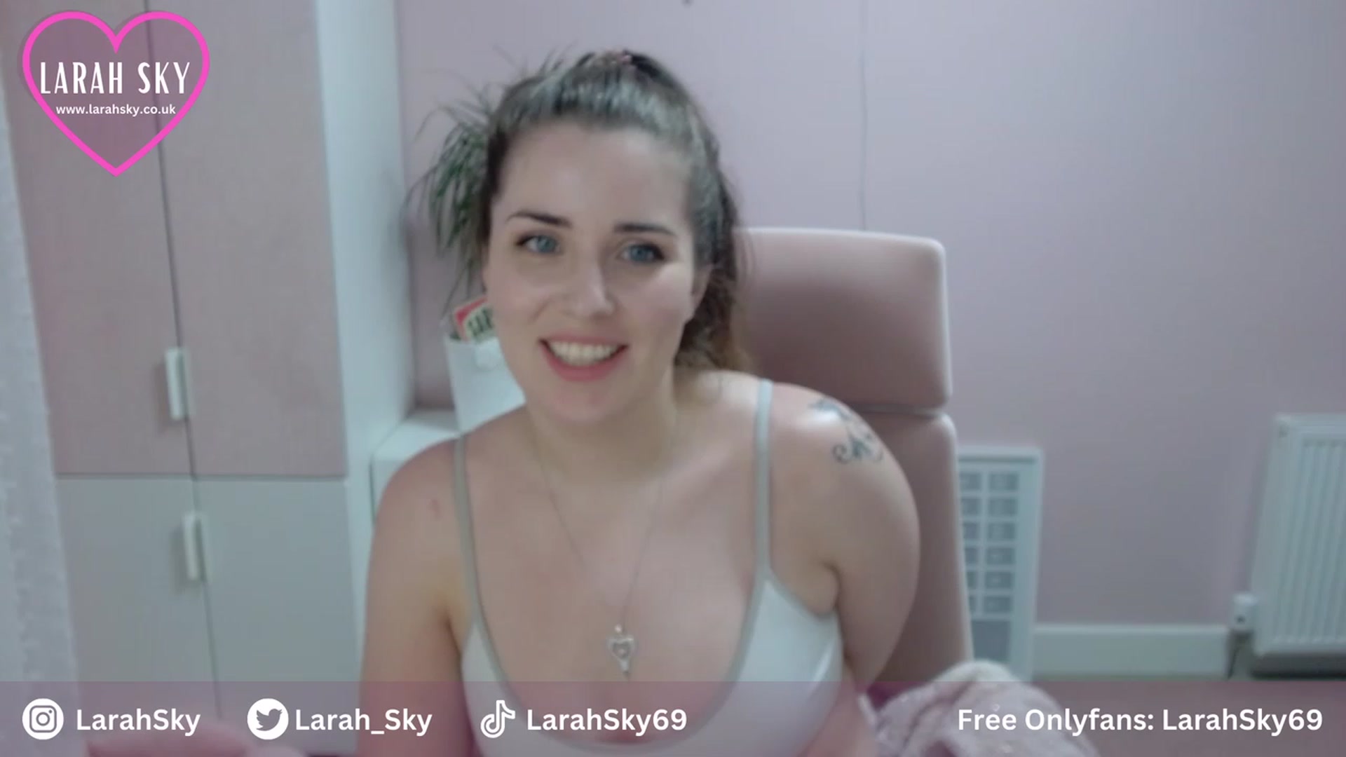 Gallery image thumbnail from Larah_Sky's myfreecams stream on, 07/07/2023, 22:03 image 15 of 20