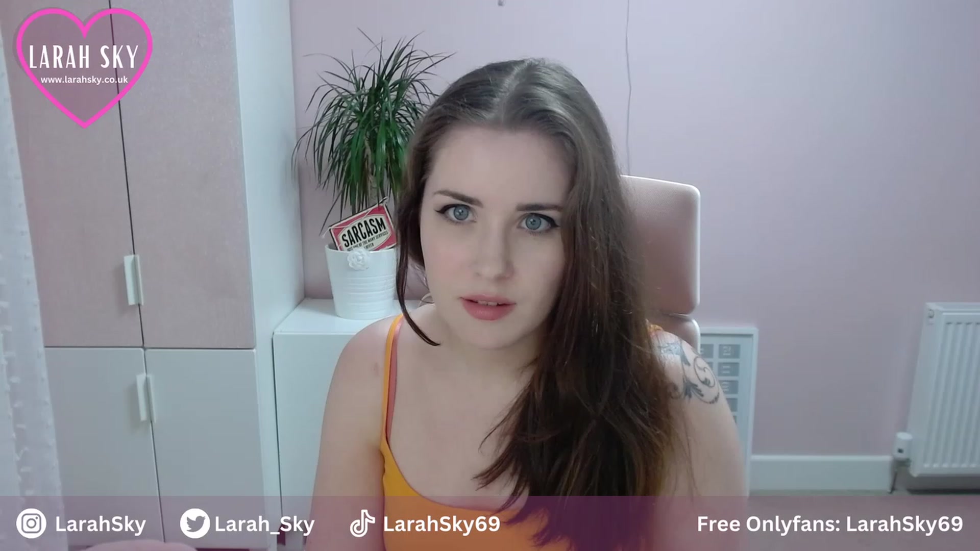 Gallery image thumbnail from Larah_Sky's myfreecams stream on, 07/10/2023, 21:50 image 12 of 20