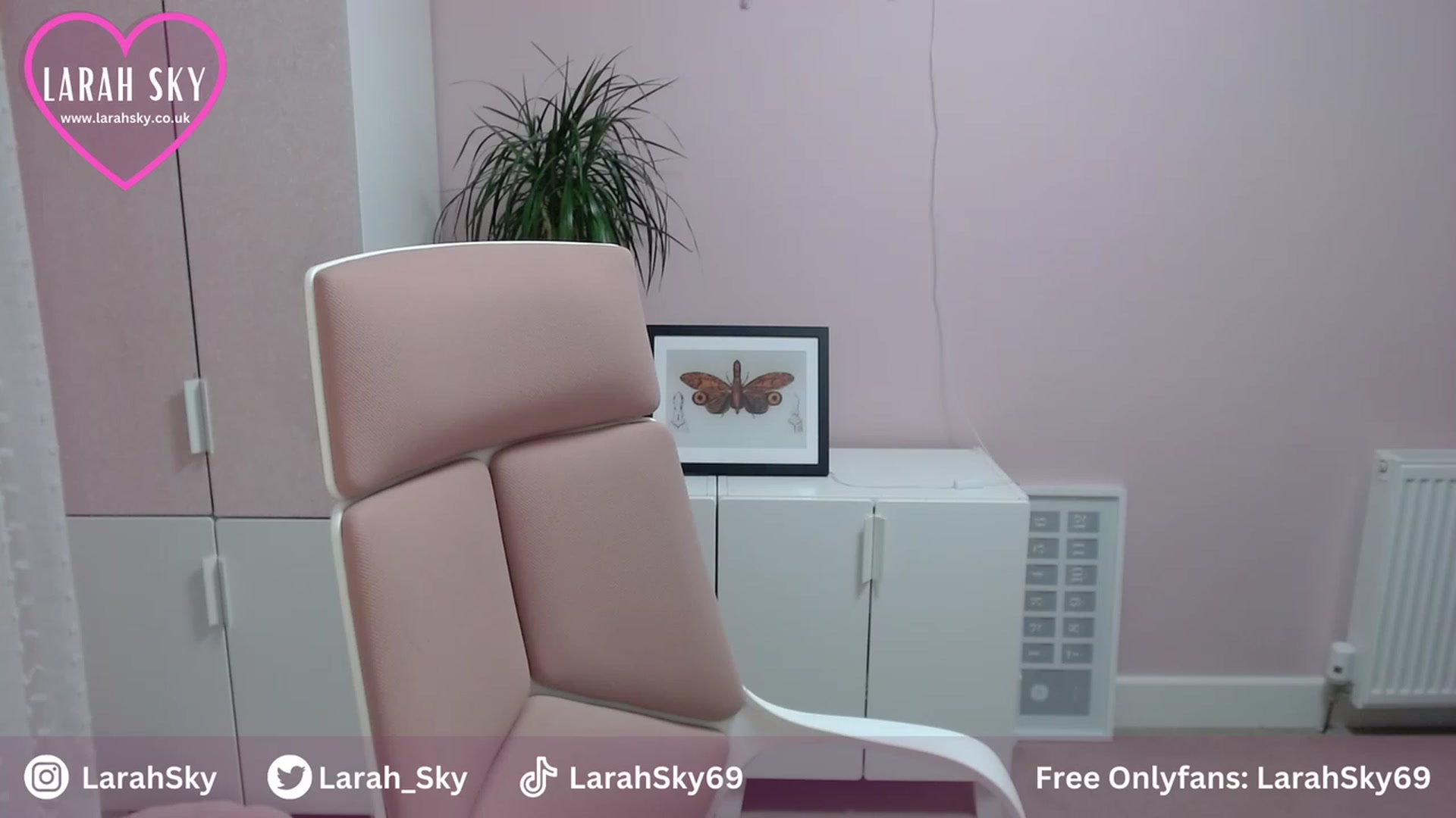 Gallery image thumbnail from Larah_Sky's myfreecams stream on, 07/10/2023, 21:50 image 4 of 20