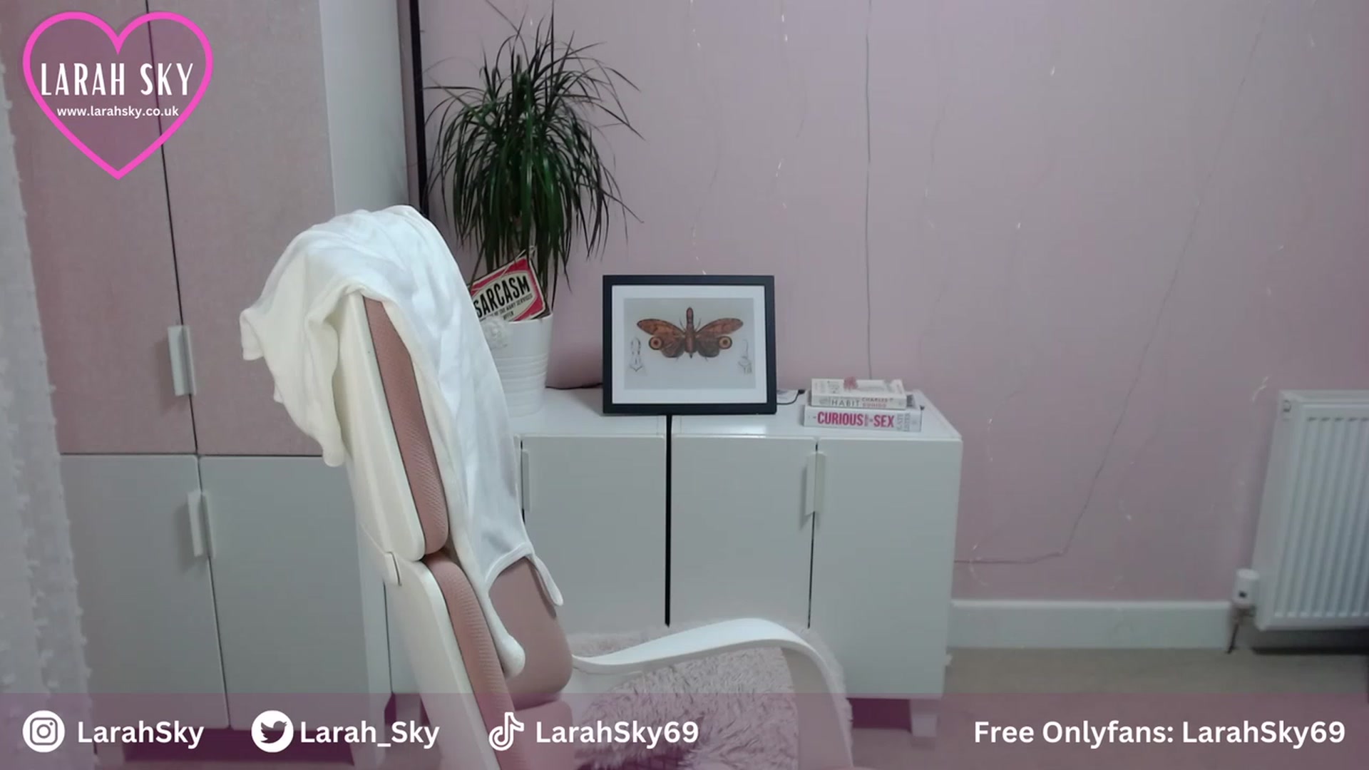 Gallery image thumbnail from Larah_Sky's myfreecams stream on, 07/30/2023, 21:38 image 14 of 20