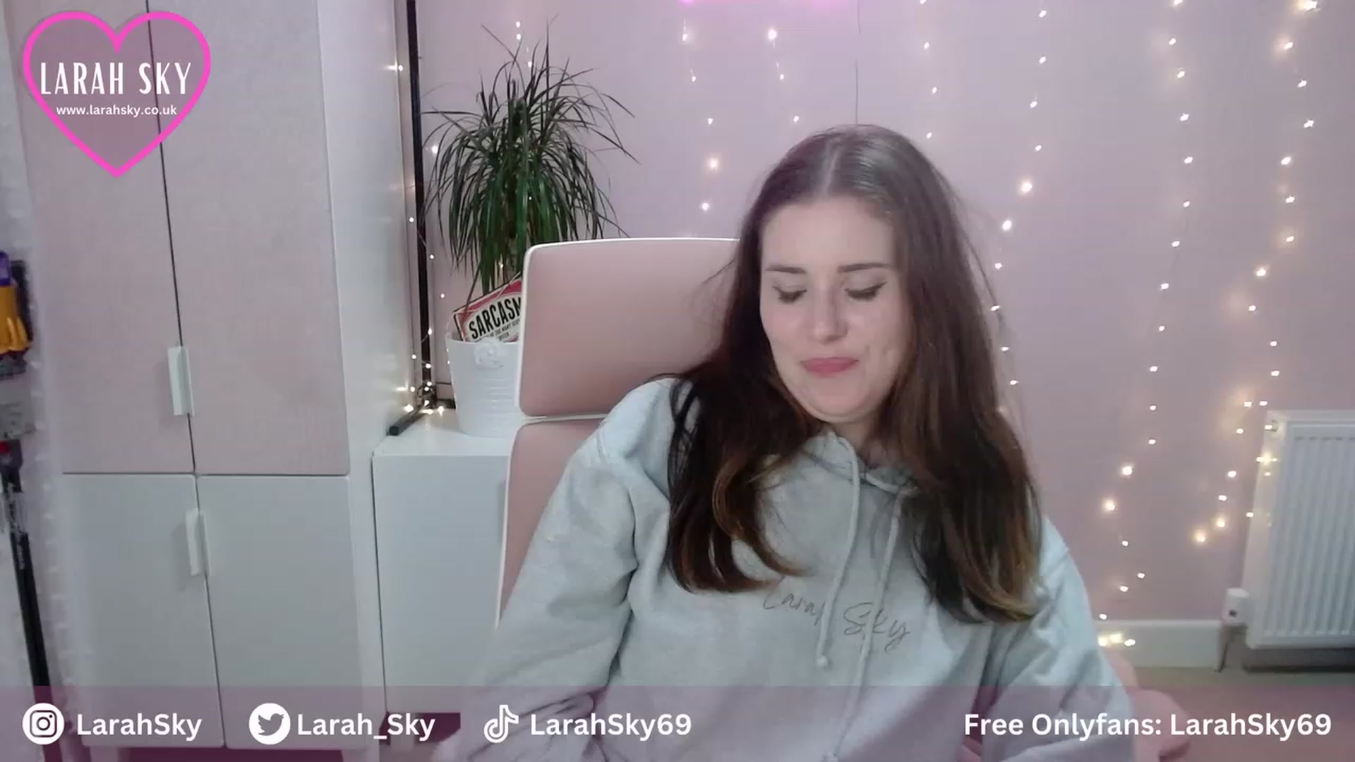 Gallery image thumbnail from Larah_Sky's myfreecams stream on, 07/31/2023, 22:18 image 14 of 20