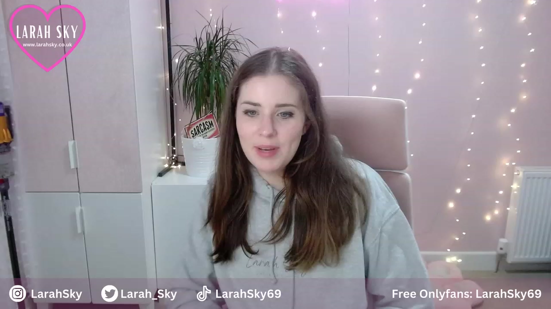 Gallery image thumbnail from Larah_Sky's myfreecams stream on, 07/31/2023, 22:18 image 9 of 20