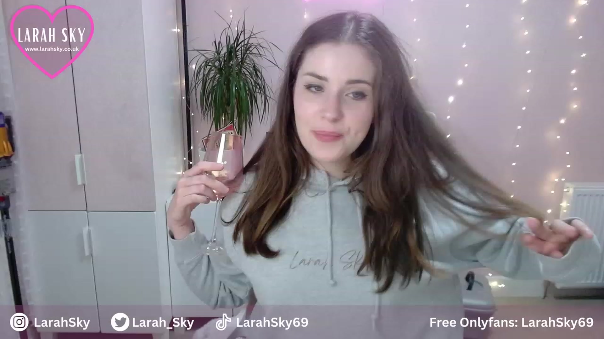Gallery image thumbnail from Larah_Sky's myfreecams stream on, 07/31/2023, 22:18 image 7 of 20
