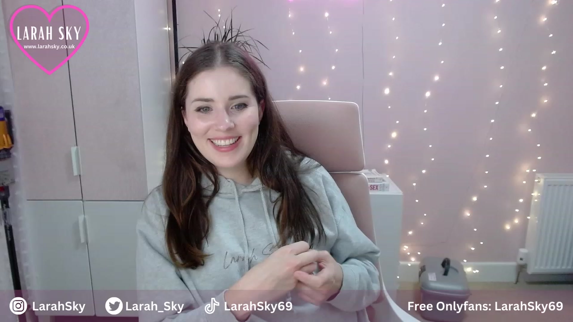 Gallery image thumbnail from Larah_Sky's myfreecams stream on, 07/31/2023, 22:18 image 5 of 20