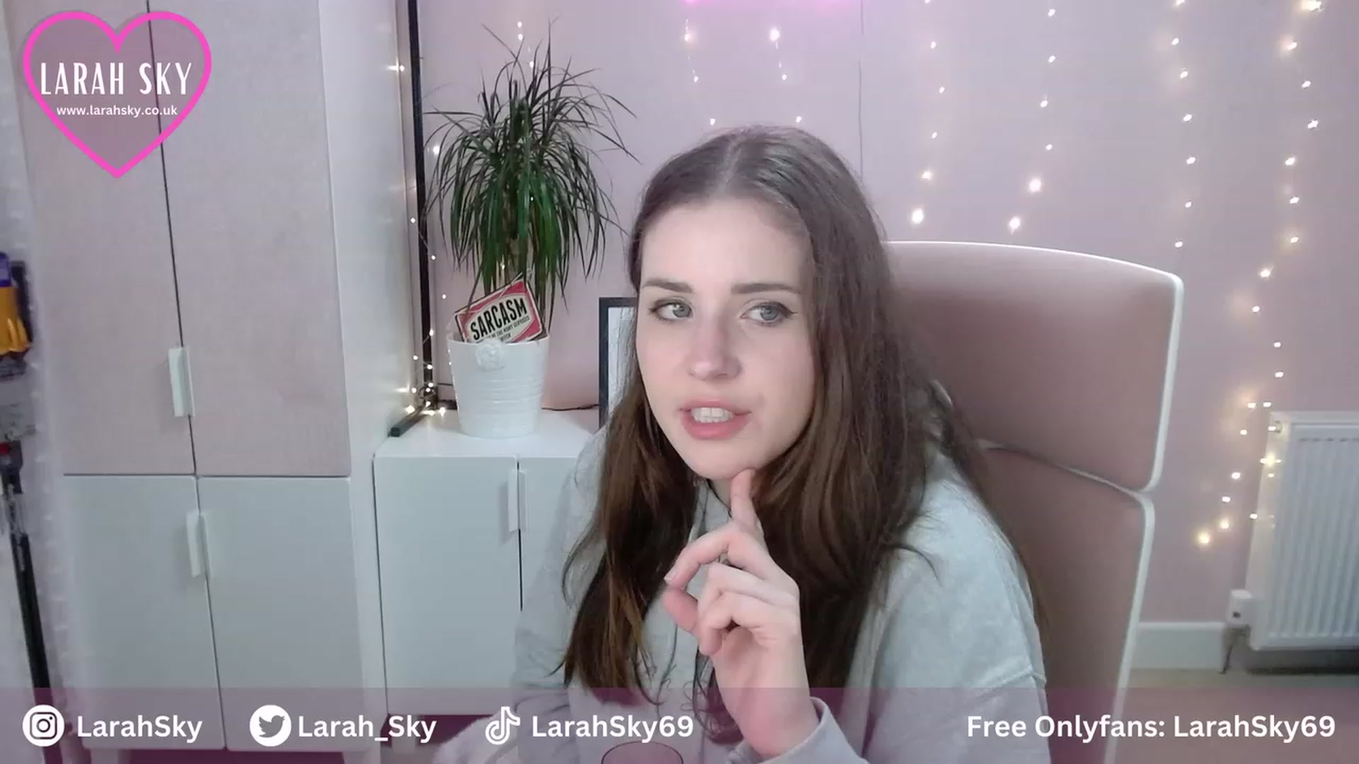 Gallery image thumbnail from Larah_Sky's myfreecams stream on, 07/31/2023, 22:18 image 8 of 20