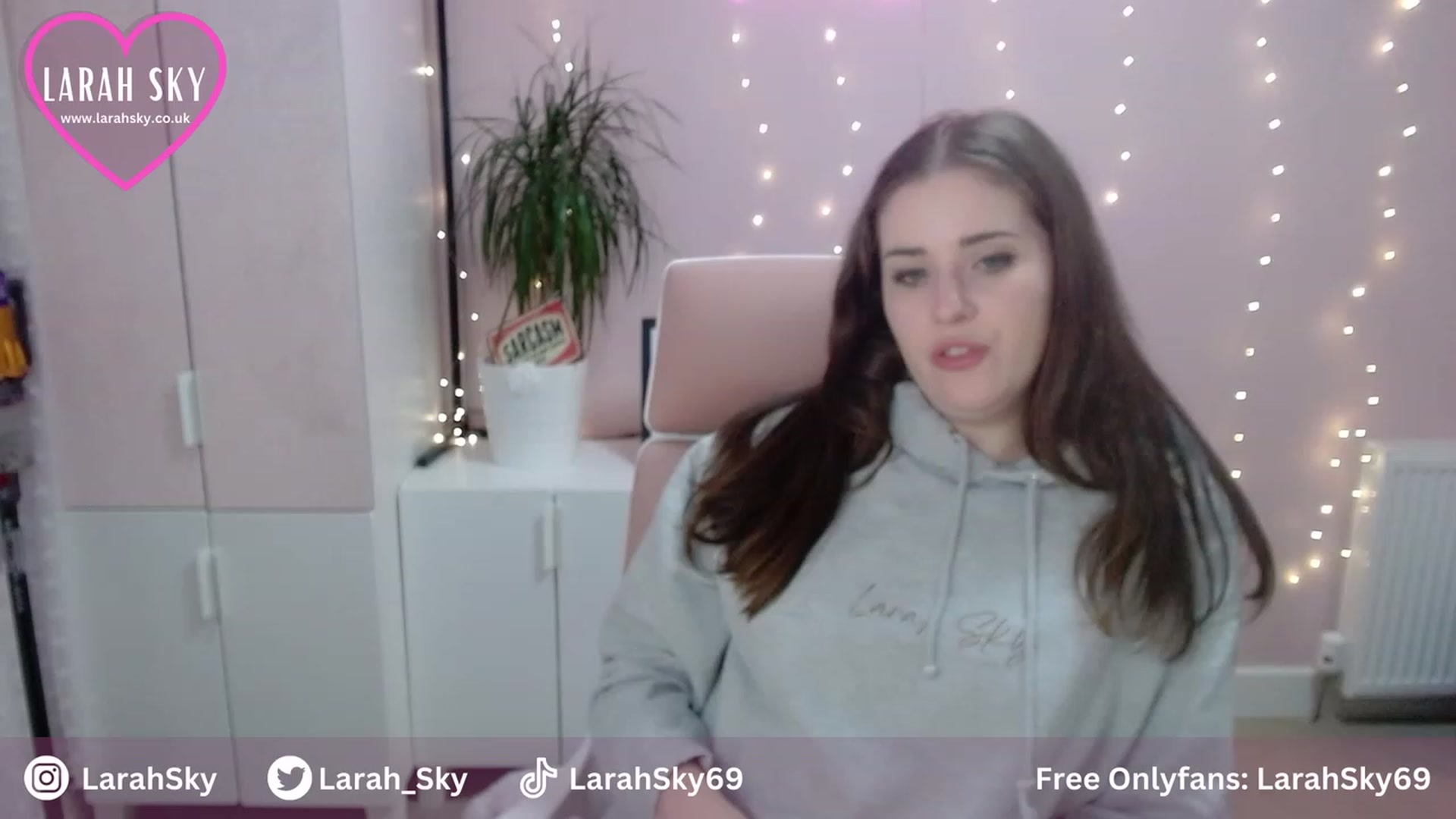 Gallery image thumbnail from Larah_Sky's myfreecams stream on, 07/31/2023, 22:18 image 4 of 20