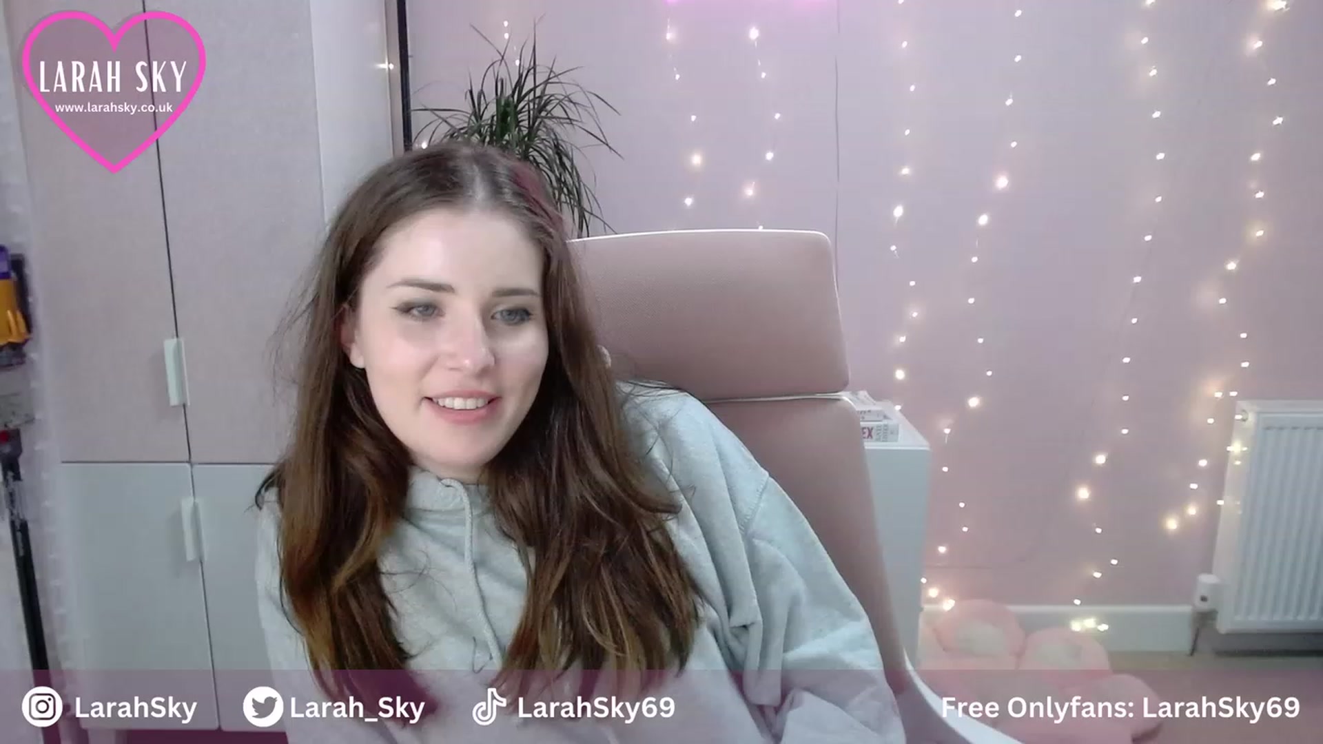 Gallery image thumbnail from Larah_Sky's myfreecams stream on, 07/31/2023, 22:18 image 13 of 20