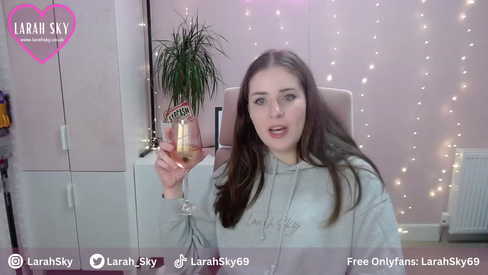 Gallery image thumbnail from Larah_Sky's myfreecams stream on, 07/31/2023, 22:18 image 3 of 20