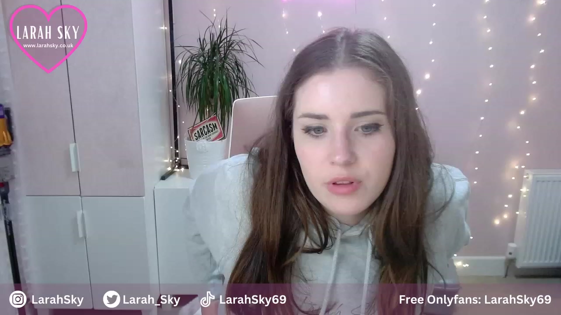 Gallery image thumbnail from Larah_Sky's myfreecams stream on, 07/31/2023, 22:18 image 6 of 20