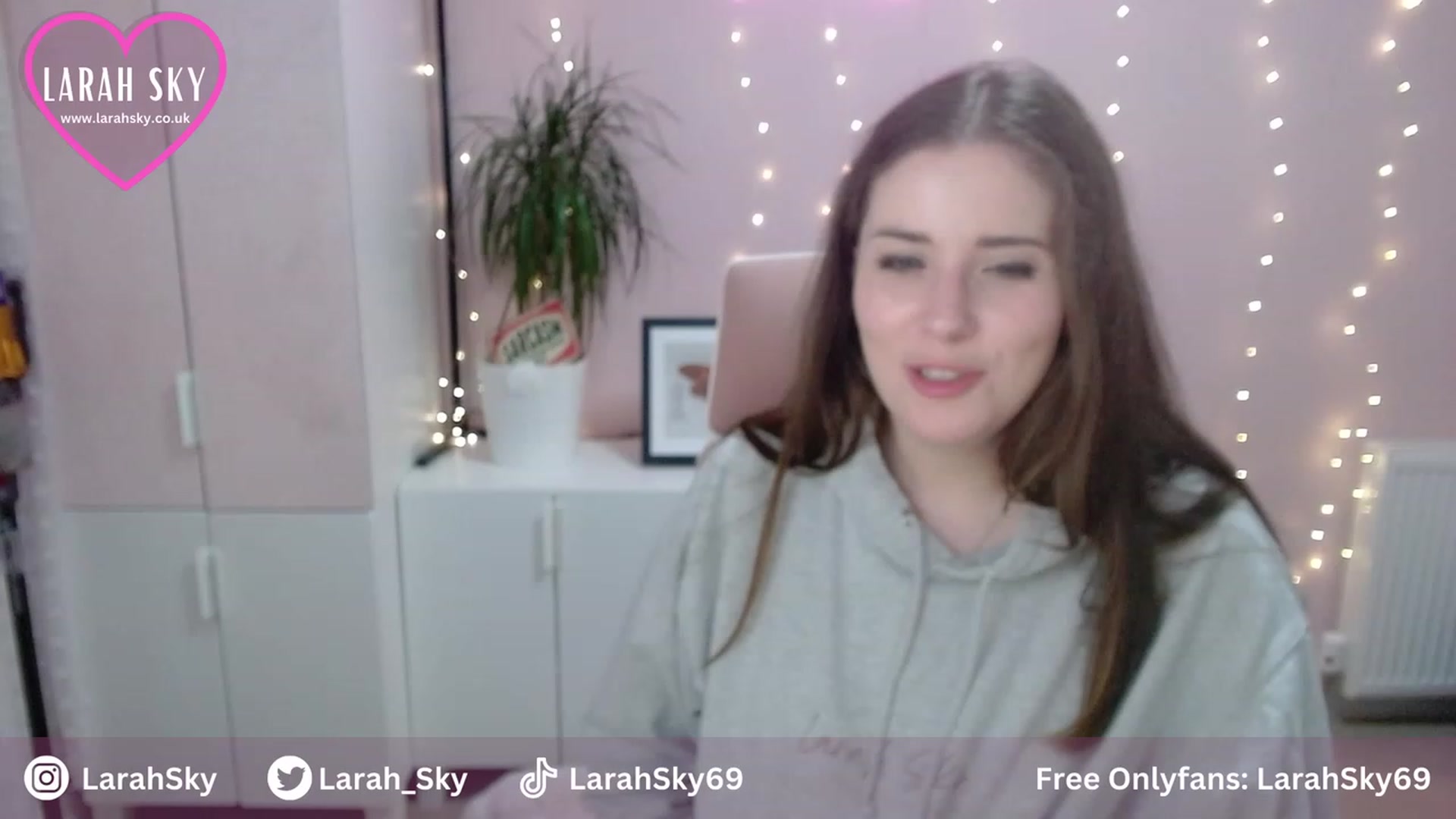 Gallery image thumbnail from Larah_Sky's myfreecams stream on, 07/31/2023, 22:18 image 11 of 20