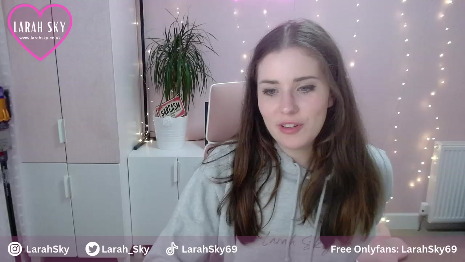 Gallery image thumbnail from Larah_Sky's myfreecams stream on, 07/31/2023, 22:18 image 10 of 20