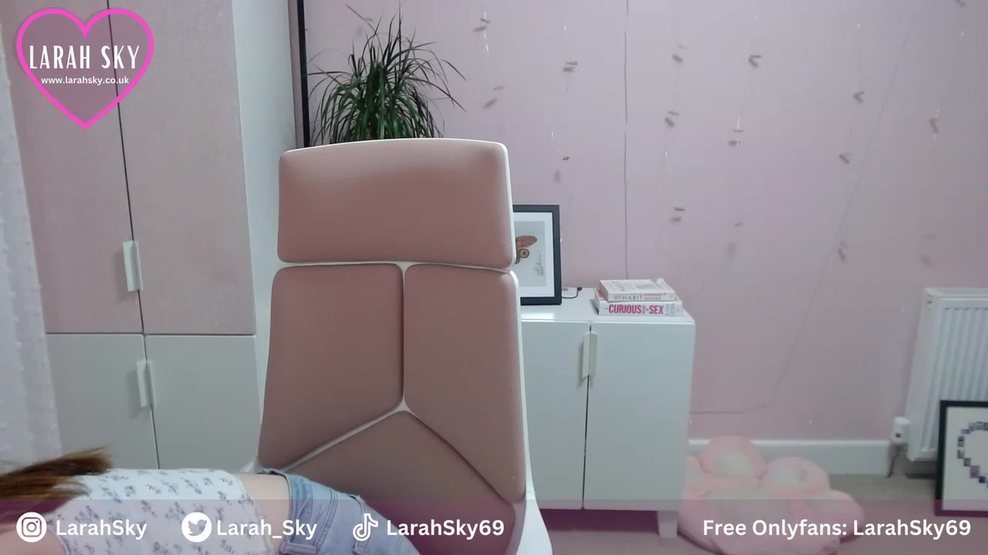 Gallery image thumbnail from Larah_Sky's myfreecams stream on, 08/03/2023, 22:24 image 8 of 20