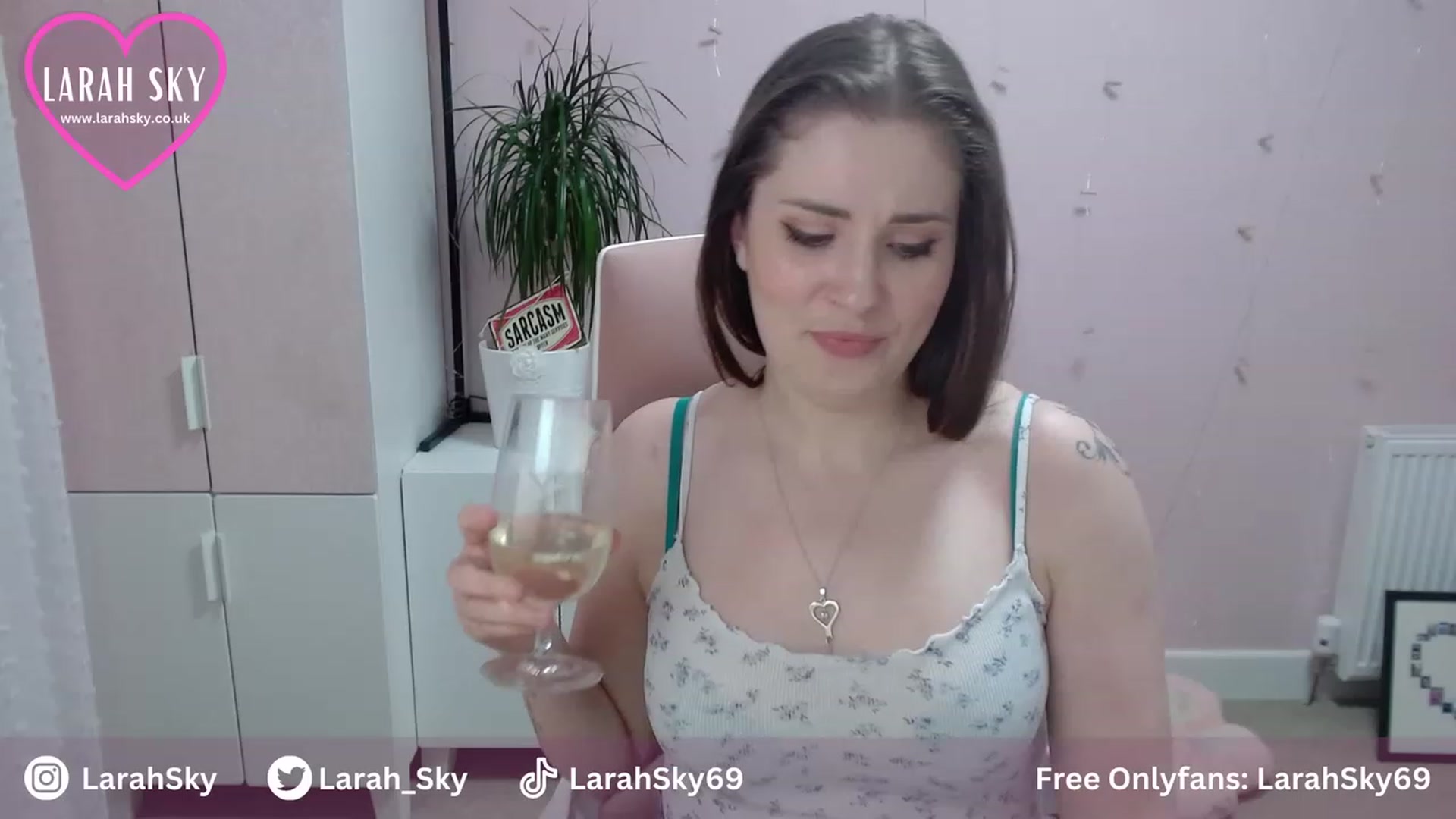 Gallery image thumbnail from Larah_Sky's myfreecams stream on, 08/03/2023, 22:24 image 10 of 20