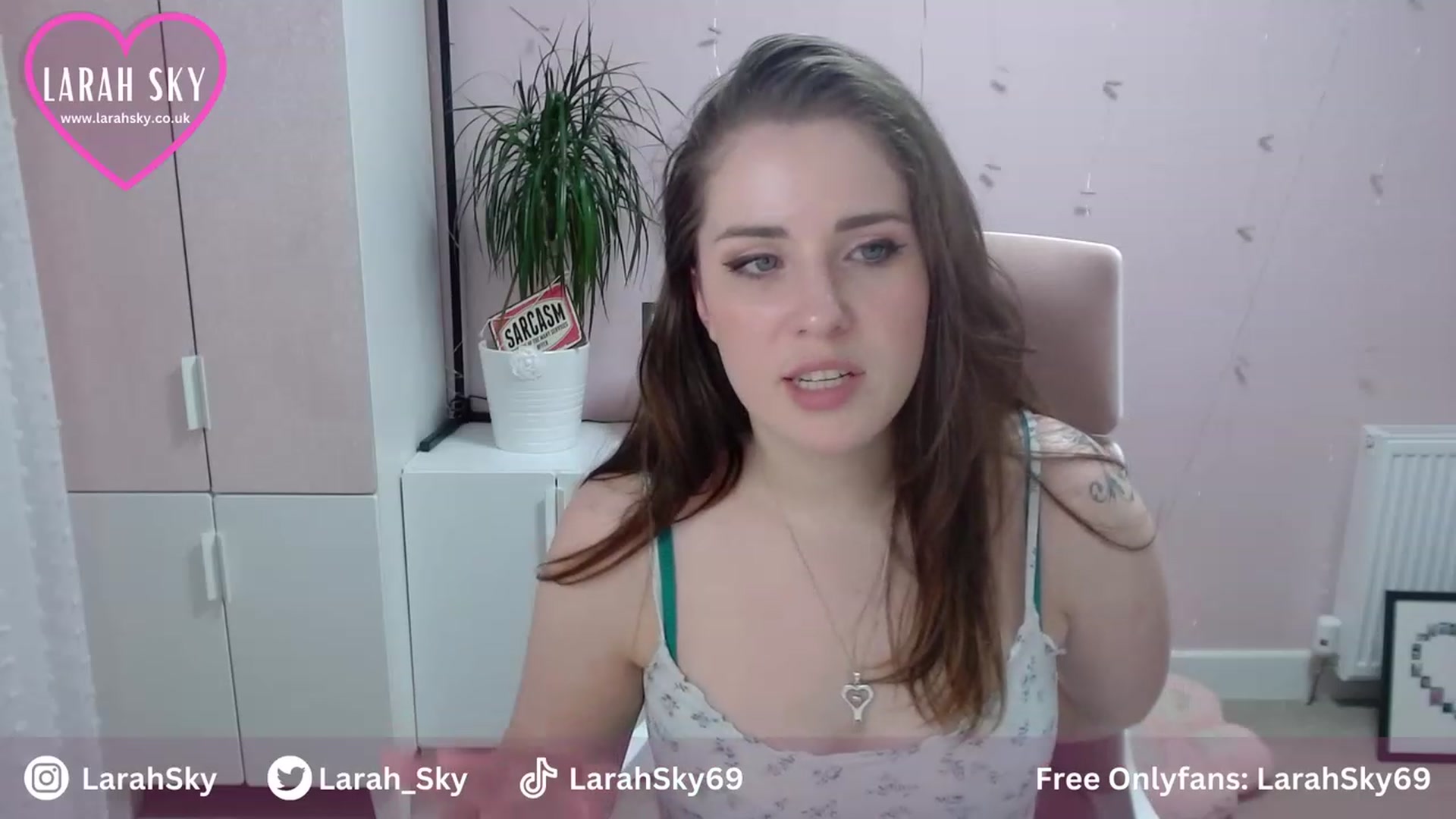 Gallery image thumbnail from Larah_Sky's myfreecams stream on, 08/03/2023, 22:24 image 16 of 20