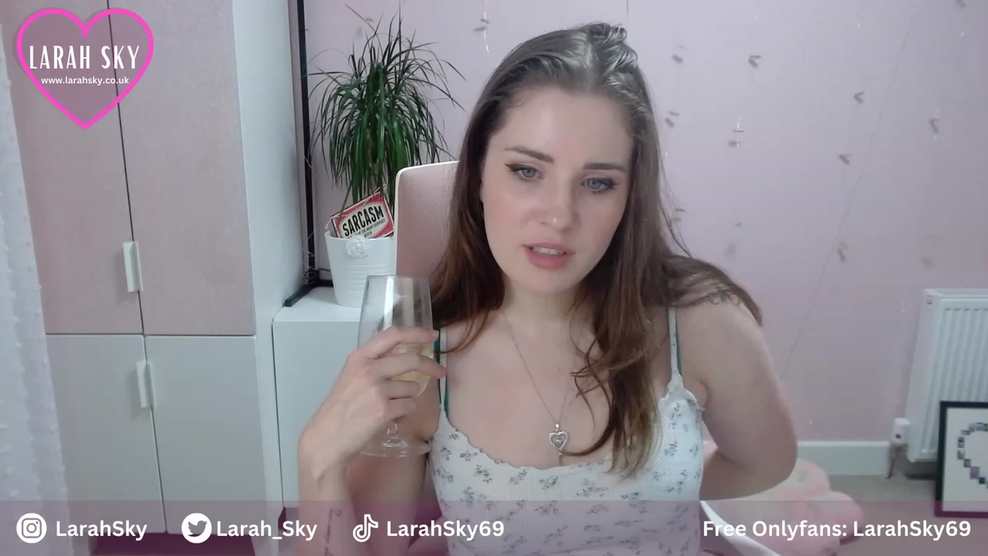 Gallery image thumbnail from Larah_Sky's myfreecams stream on, 08/03/2023, 22:24 image 9 of 20