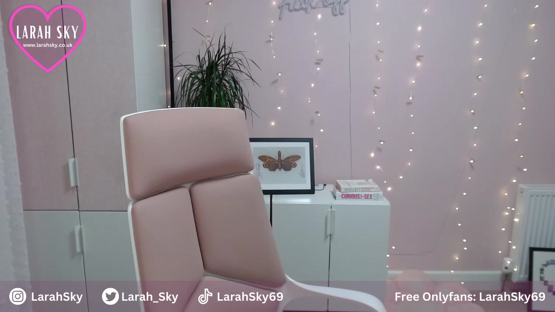 Gallery image thumbnail from Larah_Sky's myfreecams stream on, 08/04/2023, 21:41 image 8 of 20