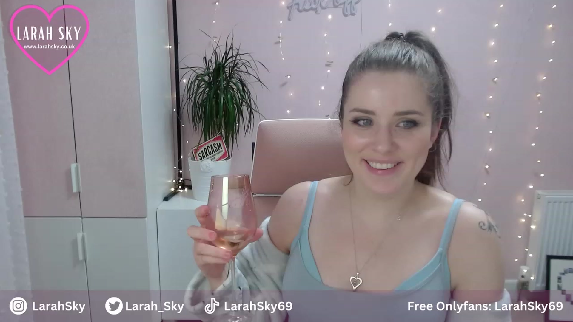 Gallery image thumbnail from Larah_Sky's myfreecams stream on, 08/04/2023, 21:41 image 1 of 20