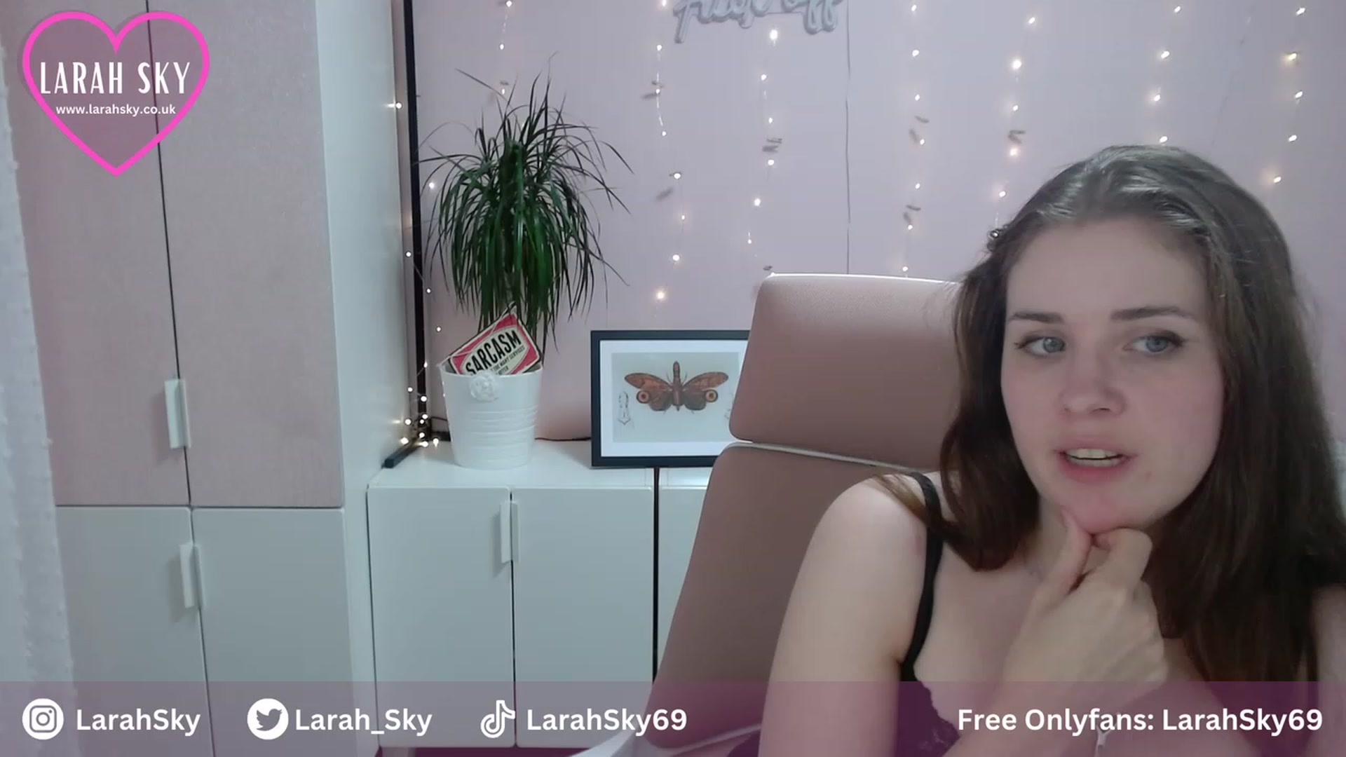 Gallery image thumbnail from Larah_Sky's myfreecams stream on, 08/06/2023, 20:51 image 10 of 20