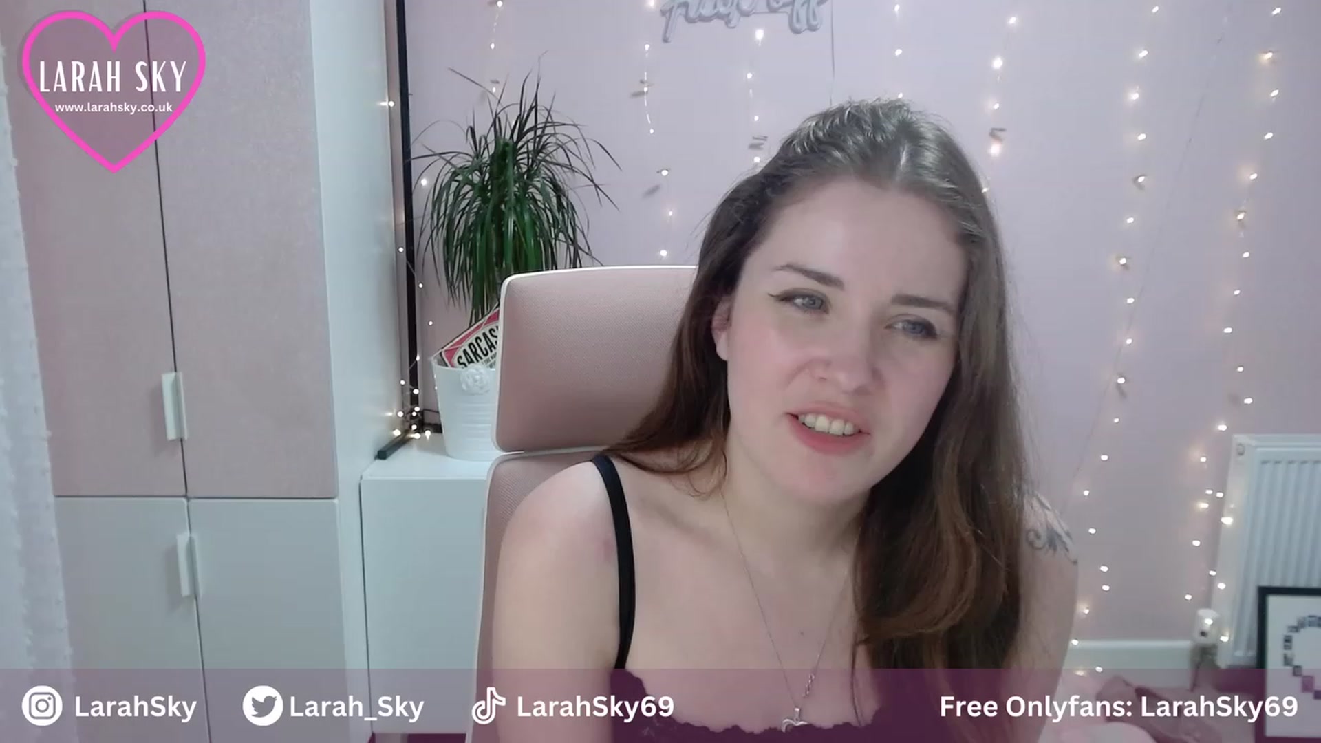 Gallery image thumbnail from Larah_Sky's myfreecams stream on, 08/06/2023, 20:51 image 3 of 20