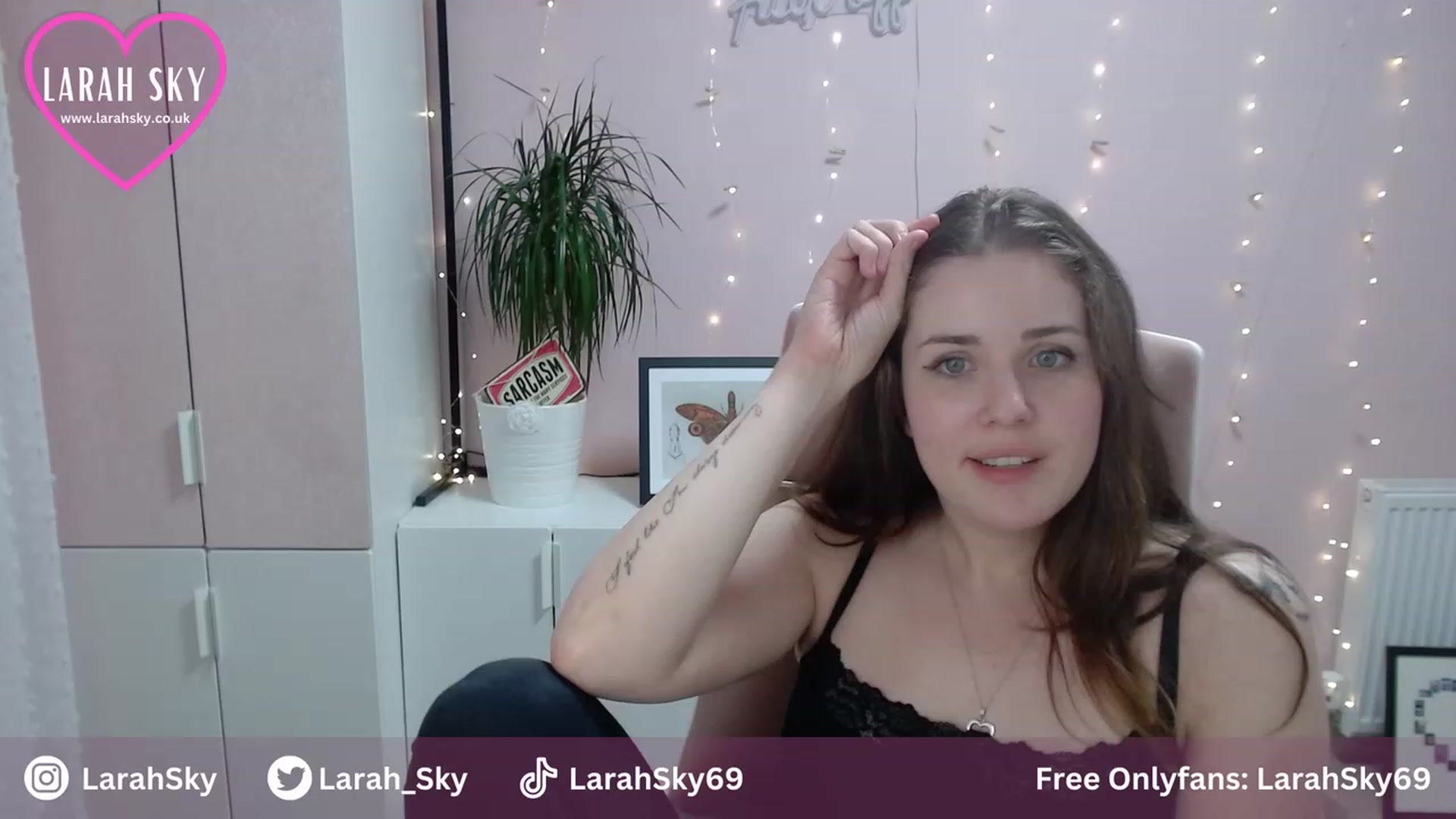 Gallery image thumbnail from Larah_Sky's myfreecams stream on, 08/06/2023, 20:51 image 12 of 20