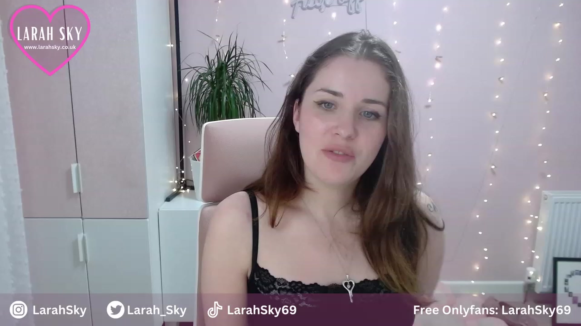 Gallery image thumbnail from Larah_Sky's myfreecams stream on, 08/06/2023, 20:51 image 19 of 20