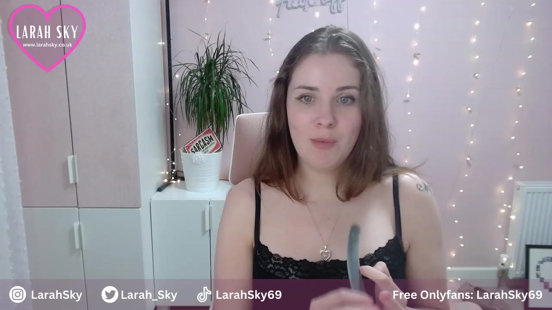 Gallery image thumbnail from Larah_Sky's myfreecams stream on, 08/06/2023, 20:51 image 15 of 20