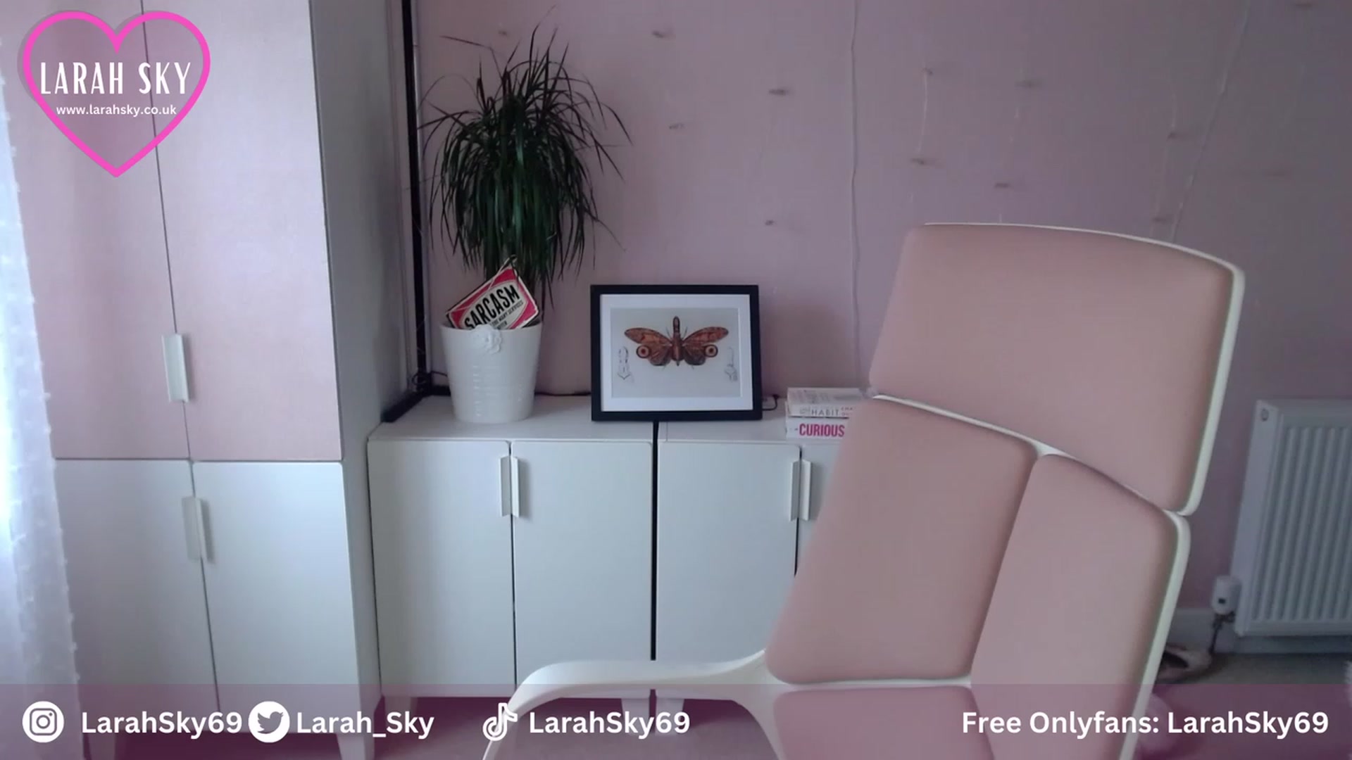 Gallery image thumbnail from Larah_Sky's myfreecams stream on, 08/12/2023, 09:29 image 6 of 20