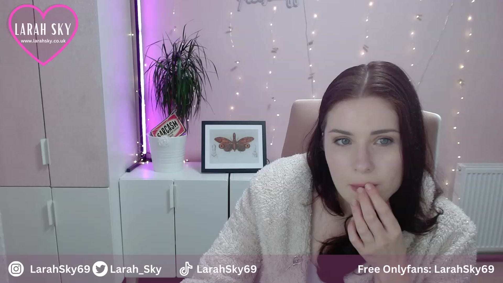 Gallery image thumbnail from Larah_Sky's myfreecams stream on, 08/24/2023, 19:43 image 2 of 20