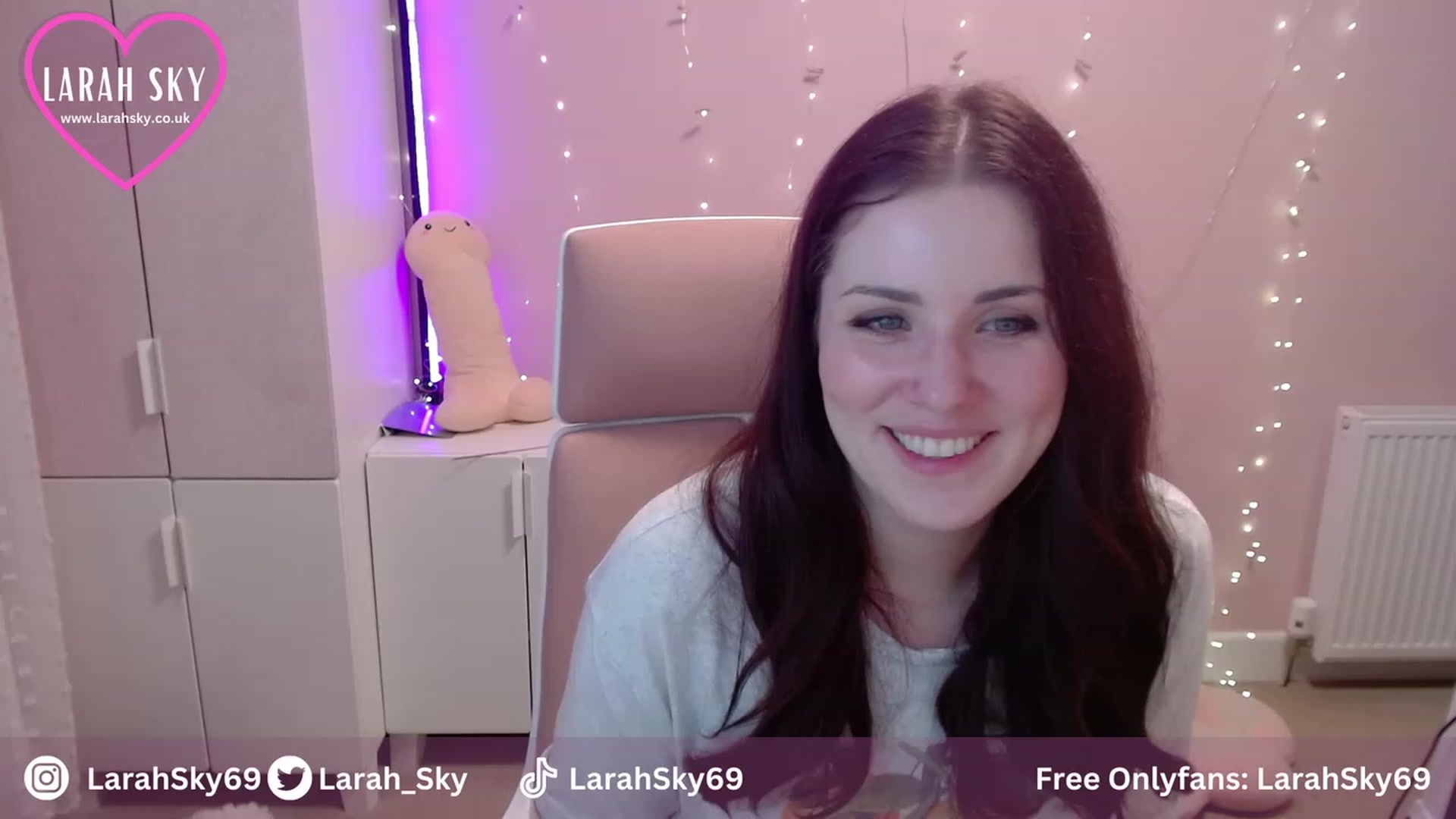 Gallery image thumbnail from Larah_Sky's myfreecams stream on, 09/17/2023, 22:09 image 7 of 20