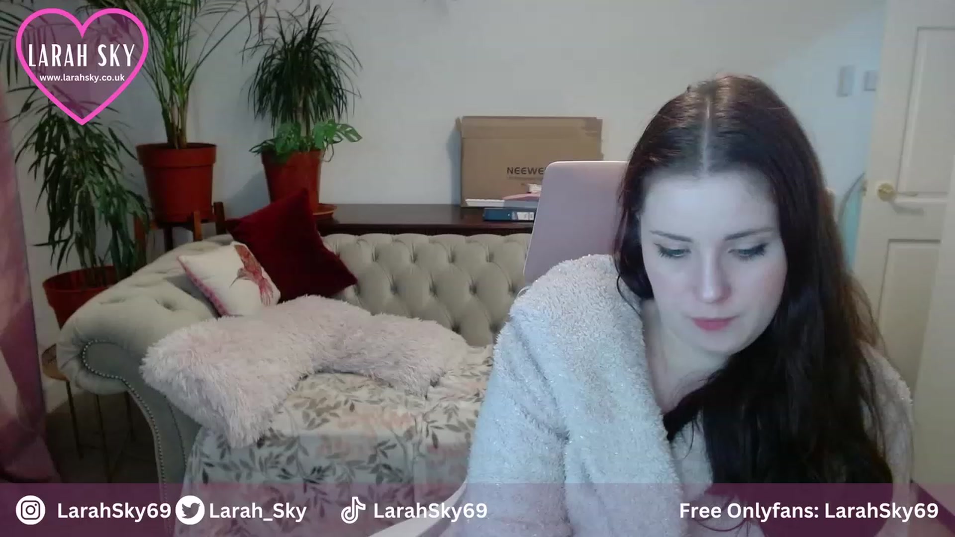 Gallery image thumbnail from Larah_Sky's myfreecams stream on, 10/16/2023, 21:42 image 1 of 20