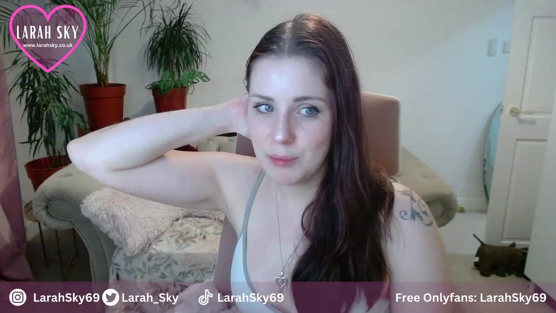 Gallery image thumbnail from Larah_Sky's myfreecams stream on, 10/16/2023, 23:57 image 8 of 20