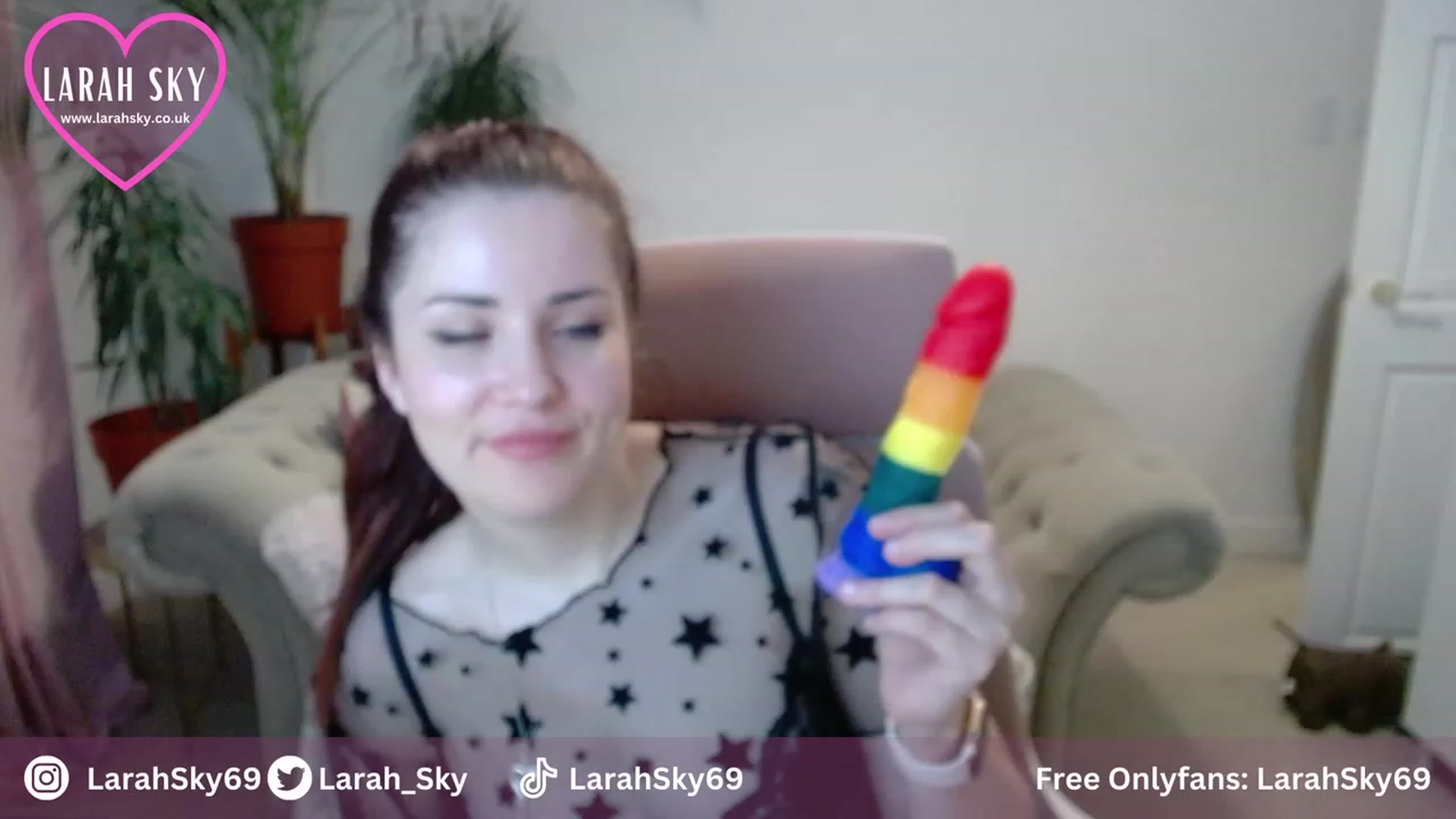 Gallery image thumbnail from Larah_Sky's myfreecams stream on, 10/19/2023, 20:43 image 9 of 20