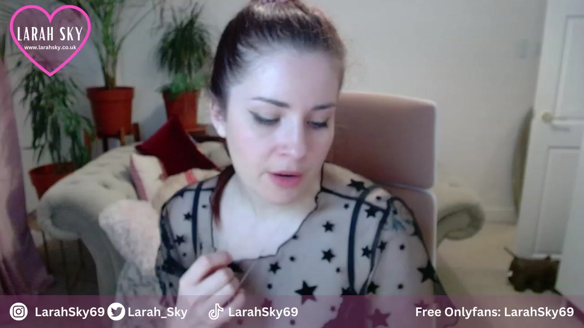 Gallery image thumbnail from Larah_Sky's myfreecams stream on, 10/19/2023, 20:43 image 18 of 20