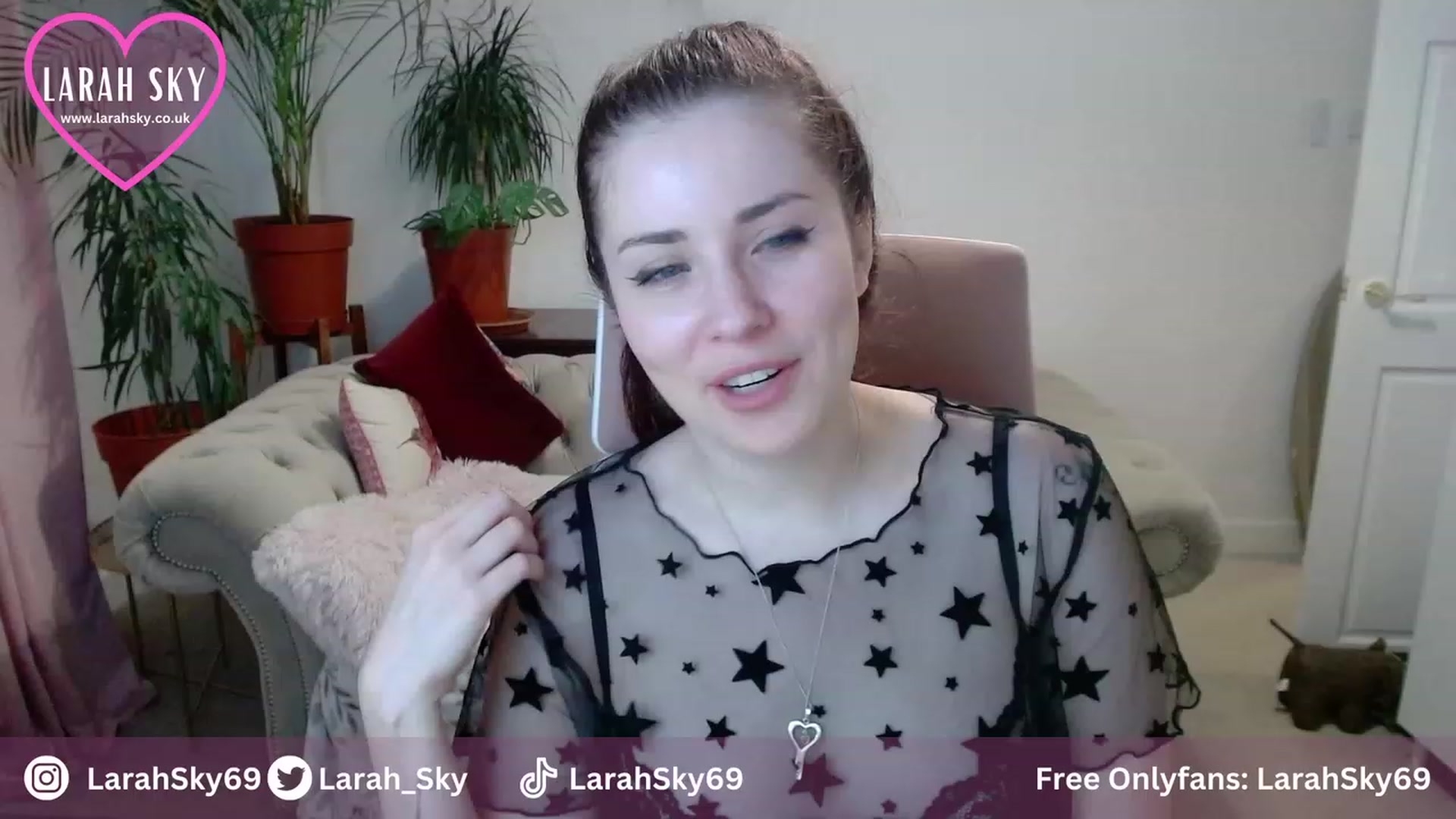 Gallery image thumbnail from Larah_Sky's myfreecams stream on, 10/19/2023, 20:43 image 4 of 20