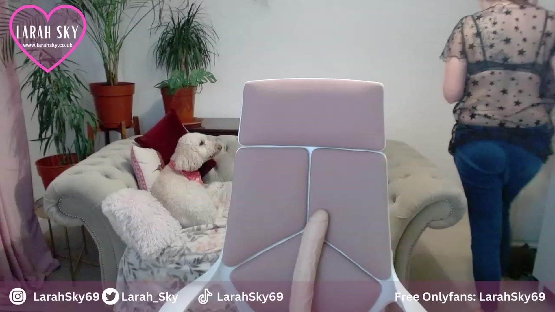 Gallery image thumbnail from Larah_Sky's myfreecams stream on, 10/19/2023, 20:43 image 11 of 20